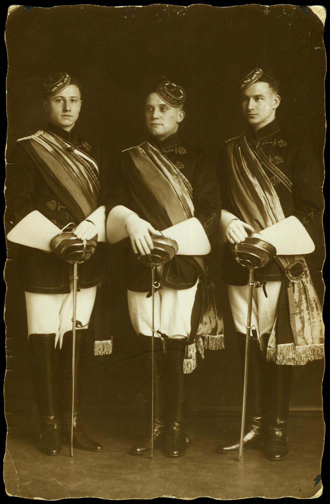 Chargierte der Landsmannschaft Tuisconia Bonn im Wintersemester 1932/1933: Helmut Schütz, Hans Middeldorf und Werner Guentherodt